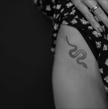 Serpent tatoué sur la hanche