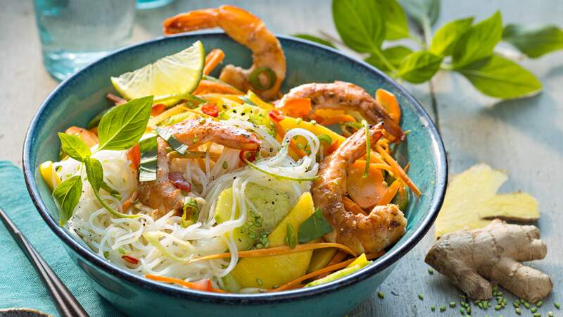 Salade vietnamienne aux crevettes et sauce au sésame vert