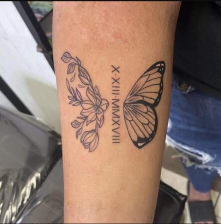 Un tatouage avec une date et des pétales