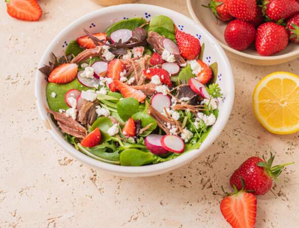 Salade d'été au confit de canard, fraises, radis et feta