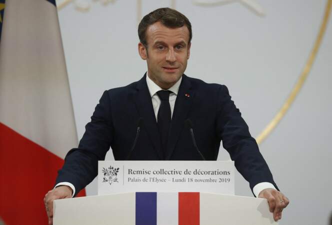 Le président Emmanuel Macron - Remise collective de décorations au Palais de L'Elysée