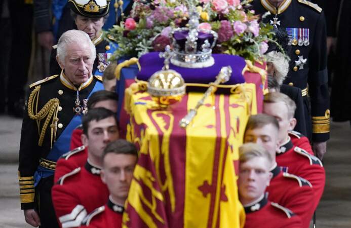 Arrivée de la procession au service funéraire à l'Abbaye de Westminster pour les funérailles d'Etat de la reine Elizabeth II
