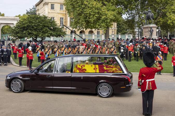 Procession du cercueil de la reine Elizabeth II d'Angleterre de l'Abbaye de Westminster à Wellington Arch à Hyde Park Corner