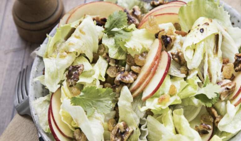 Salade fraîcheur à la salade iceberg, pommes et raisins secs