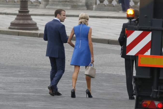 Brigitte Macron : sa robe droite bleu zippée au dos