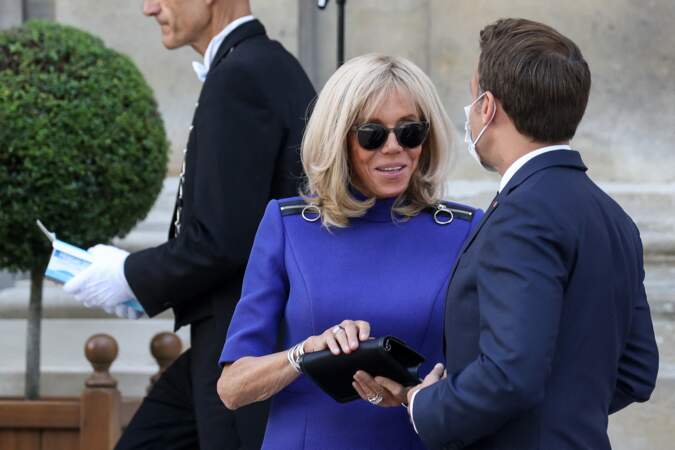 Brigitte Macron : elle porte à nouveau sa robe courte bleue rock'n glam