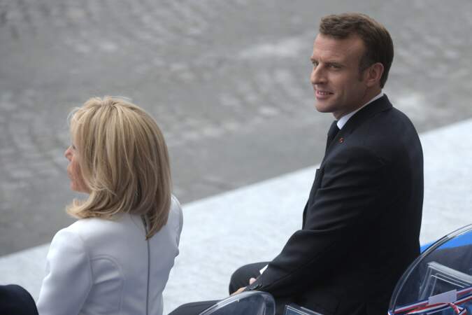 Brigitte Macron : sa robe blanche zippée à l'arrière