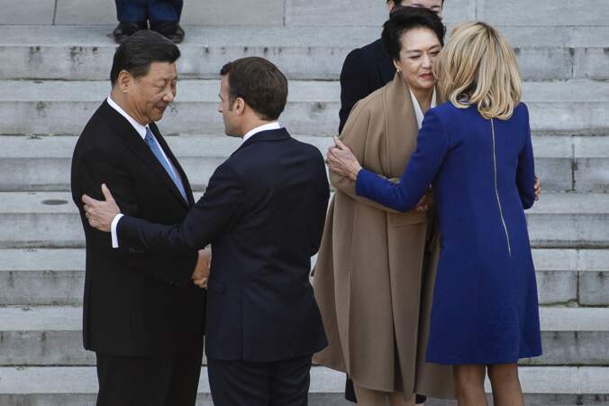 Brigitte Macron : sa robe bleue boutonnée à l'avant et zippée à l'arrière