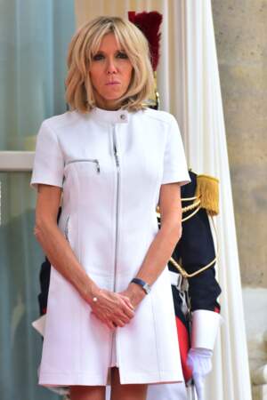 Brigitte Macron : sa robe blanche zippée sur le devant