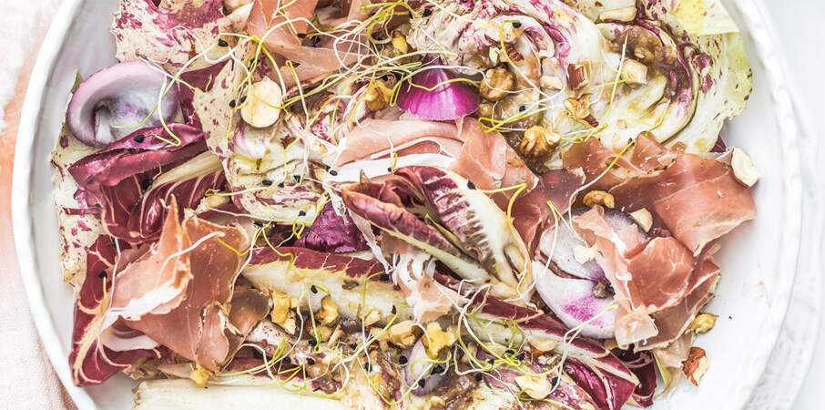 Salade composée au speck, oignons et noisettes