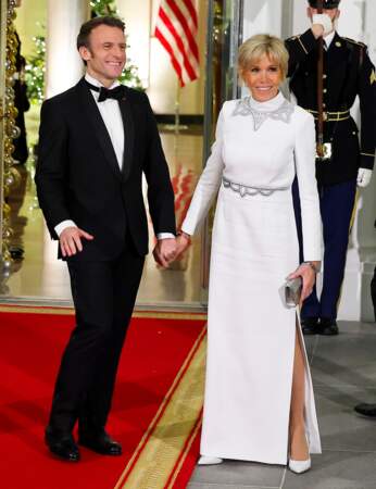 Les plus beaux looks de stars : Brigitte Macron en robe blanche fendue