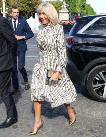 Les plus beaux looks de stars : Brigitte Macron en robe fluide imprimée