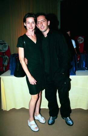 En 1998, Gad Elmaleh rencontre la comédienne Anne Brochet. Ils jouent ensemble dans la pièce "Tout contre" de Patrick Marber.