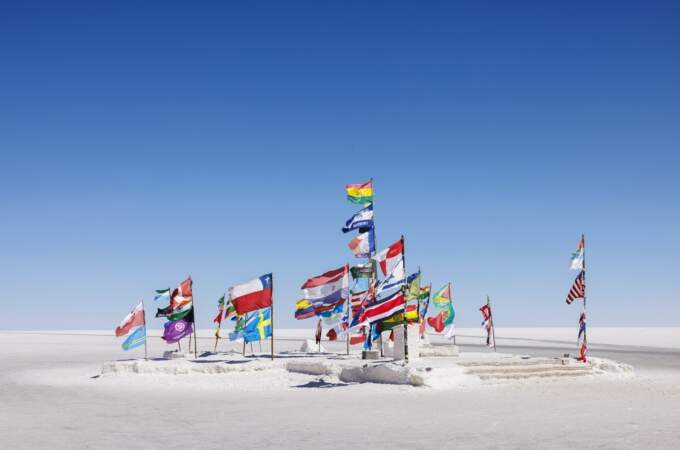 ... et le Salar d'Uyuni, le plus grand désert de sel au monde...