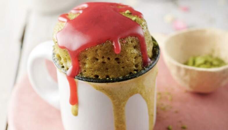 Mug cake matcha au coulis de pralines roses