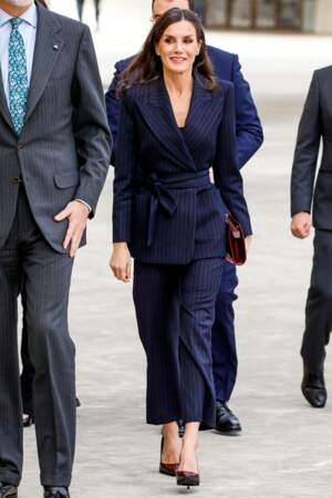 Letizia d'Espagne d'une élégance folle en costume rayé avec blazer à épaulettes et cintré 