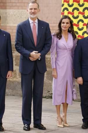 Letizia d'Espagne superbe en robe drapé lilas 