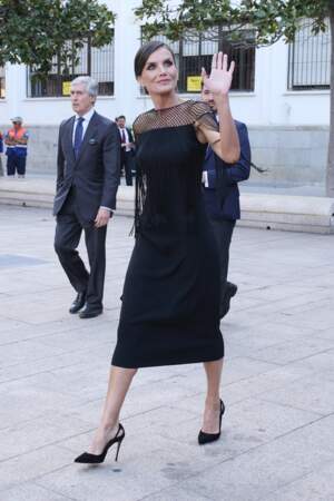 Letizia d'Espagne canon en robe noire au décolleté en résille et franges tendance 