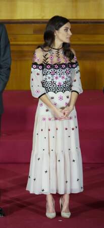 Letizia d'Espagne superbe en robe printanière brodée de fleurs au décolleté transparent 