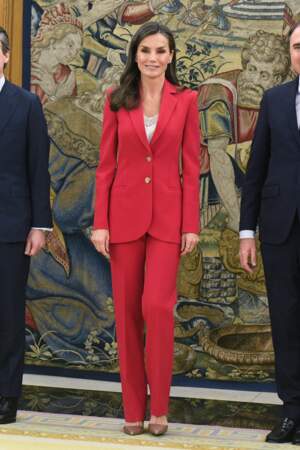 Letizia d'Espagne ultra tendance en costume rouge 