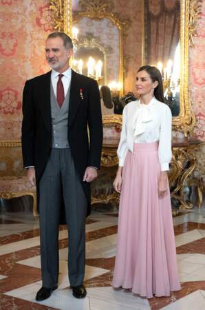 Letizia d'Espagne magnifique en longue jupe fluide rose et chemise blanche à col 