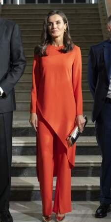 Letizia d'Espagne rayonnante en ensemble Zara orange 