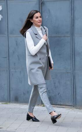 Letizia d'Espagne très élégante en look gris avec manteau long sans manche et col roulé blanc 