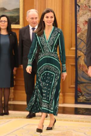 Letizia d'Espagne chic et tendance dans une robe verte plissée à imprimé bandana d'une marque française