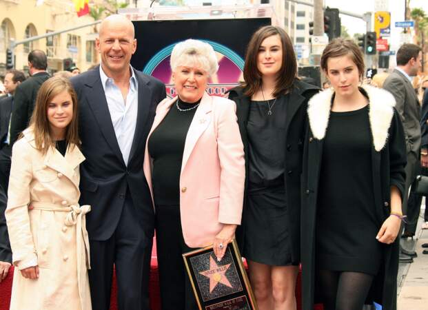 Bruce Willis, avec sa mère Marlene Willis et ses filles Scout Larue, Tallulah Belle et Rumer Willis 