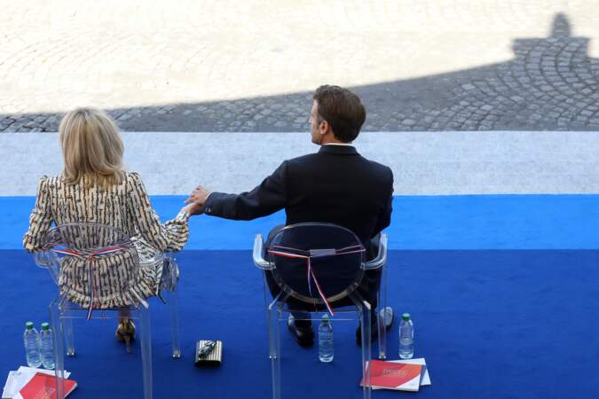 Le président Emmanuel Macron et sa femme dans la tribune lors du défilé militaire du 14 juillet 2022, place de la Concorde, à Paris.