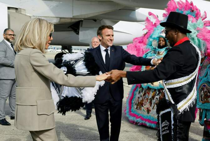 Emmanuel Macron et sa femme Brigitte font une petite danse à l'aéroport international de La Nouvelle-Orléans, à l'occasion de leur voyage officiel aux Etats-Unis, le 2 décembre 2022.