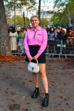 Les plus beaux looks de Louane : polo à manches longues rose, mini jupe et mocassins à plateforme