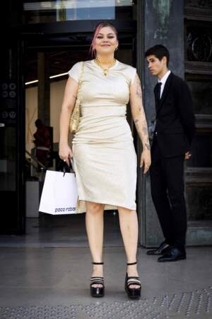 Les plus beaux looks de Louane : robe satinée beige et sandales à plateforme noires