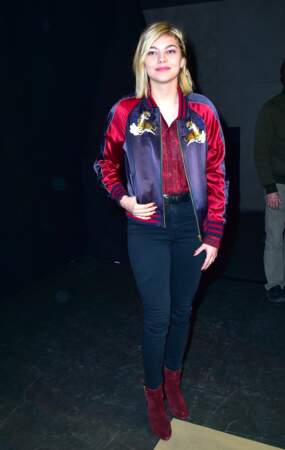 Les plus beaux looks de Louane : bomber satiné, chemise imprimé, jean skinny et bottines en velours rouge