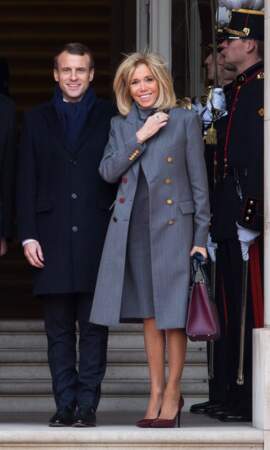 Brigitte Macron en long manteau gris