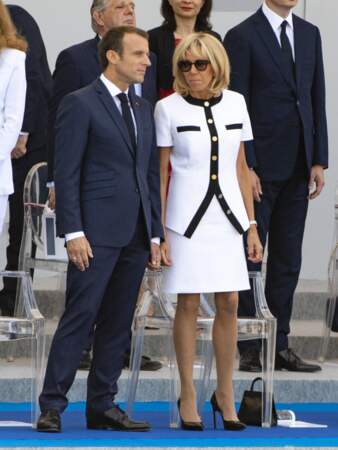Brigitte Macron en tailleur bicolore à manches courtes et boutons dorés