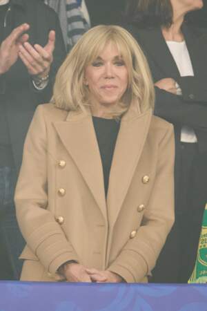 Brigitte Macron en manteau camel à boutons dorés