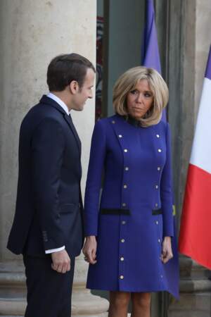 Brigitte Macron en robe bleue doublement boutonnée 