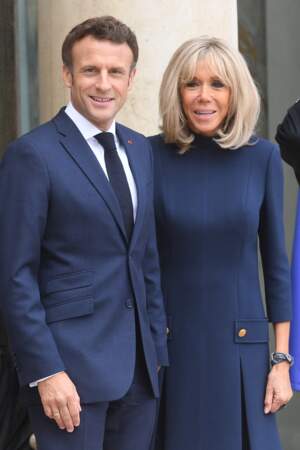 Brigitte Macron en robe bleu marine à boutons dorés