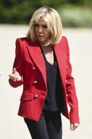 Brigitte Macron en veste blazer rouge à boutons dorés 
