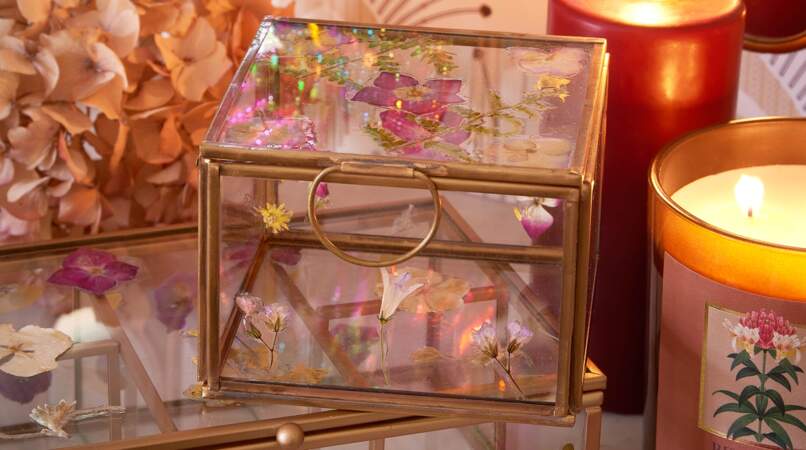 Une boîte à bijoux en verre et fleurs séchées pour lui faire un beau cadeau