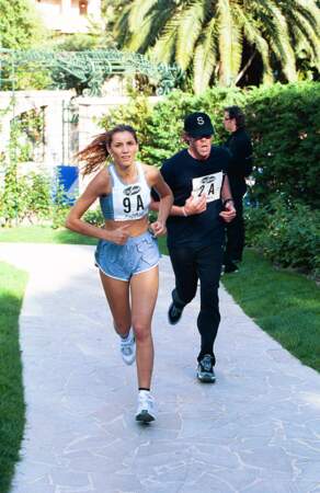 Le prince Emmanuel-Philibert de Savoie et Clotilde Courau courent dans le cadre du 1er pentathlon de Monaco, le 29 avril 2001. 