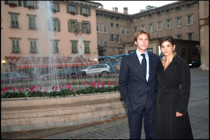 Clotilde Courau et Emmanuel-Philibert de Savoie visitent un centre pour enfants handicapés, à Rovereto, en Italie, le 29 octobre 2005.