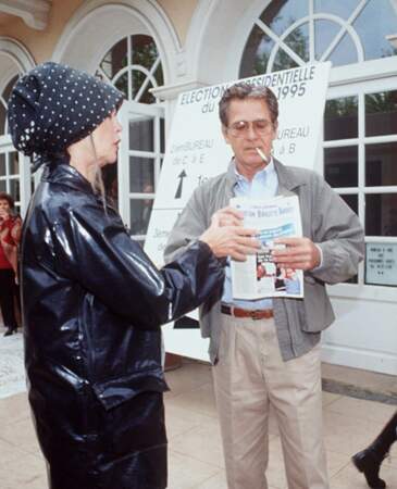 Brigitte Bardot et Bernard d'Ormale se rendent aux urnes, à Saint-Tropez, pour les élections présidentielles, le 24 avril 1995.