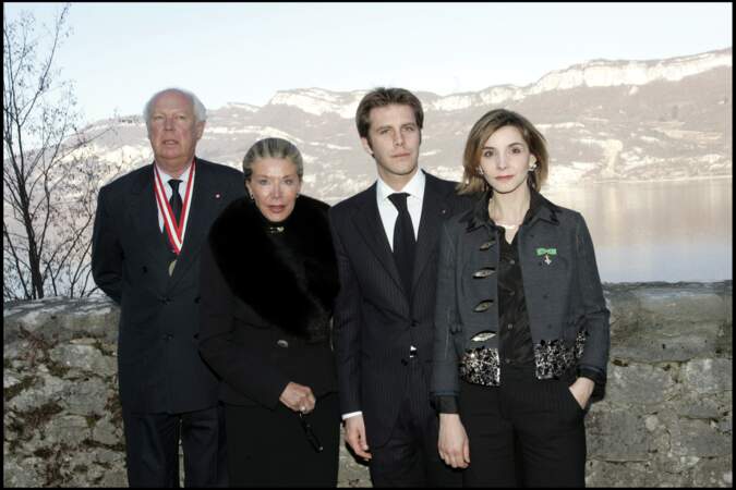 Clotilde Courau aux côtés de son mari, le prince Emmanuel-Philibert de Savoie, et de ses beaux-parents, Marina Doria et le prince Victor-Emmanuel de Savoie, réunis à l'occasion d'une messe en hommage à Umberto II d'Italie et de la reine Marie-José, le 19 mars 2005, à Hautecombe, en Savoie.