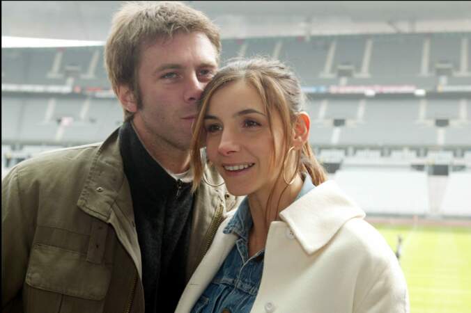 Le prince Emmanuel Philibert de Savoie et Clotilde Courau assistent au match pour la Paix, au Stade de France, organisé par l'association Daniel Hechter "Donne moi ta main", le 9 avril 2004.