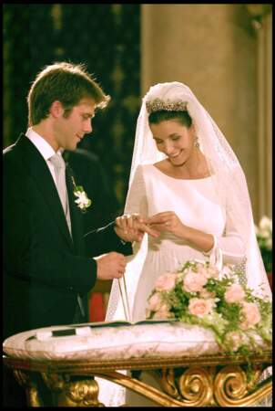 Clotilde Courau et Emmanuel-Philibert de Savoie, à la basilique Sainte-Marie des Anges à Rome, le jour de leur mariage, le 25 septembre 2003.