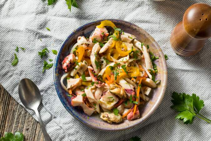 Saumon, crevettes, thon : nos 25 recettes salades de la mer parfaites pour l'été
