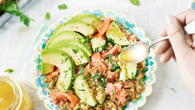 Salade de quinoa, saumon fumé, concombre et avocat 
