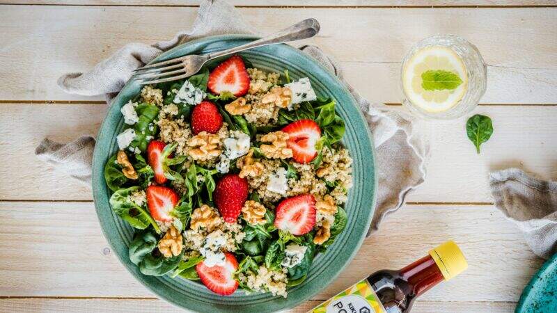 Salade de quinoa au roquefort, épinards, noix et fraises